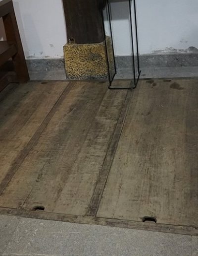 Tapas de antiguos encajonados sepulcrales