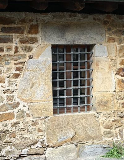 Reja de la ventana de las dependencias accesorias