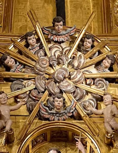 Retablo mayor. Gloria de nubes y rayos