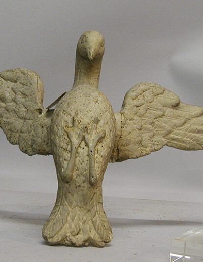 Umeak barrika baten barruan